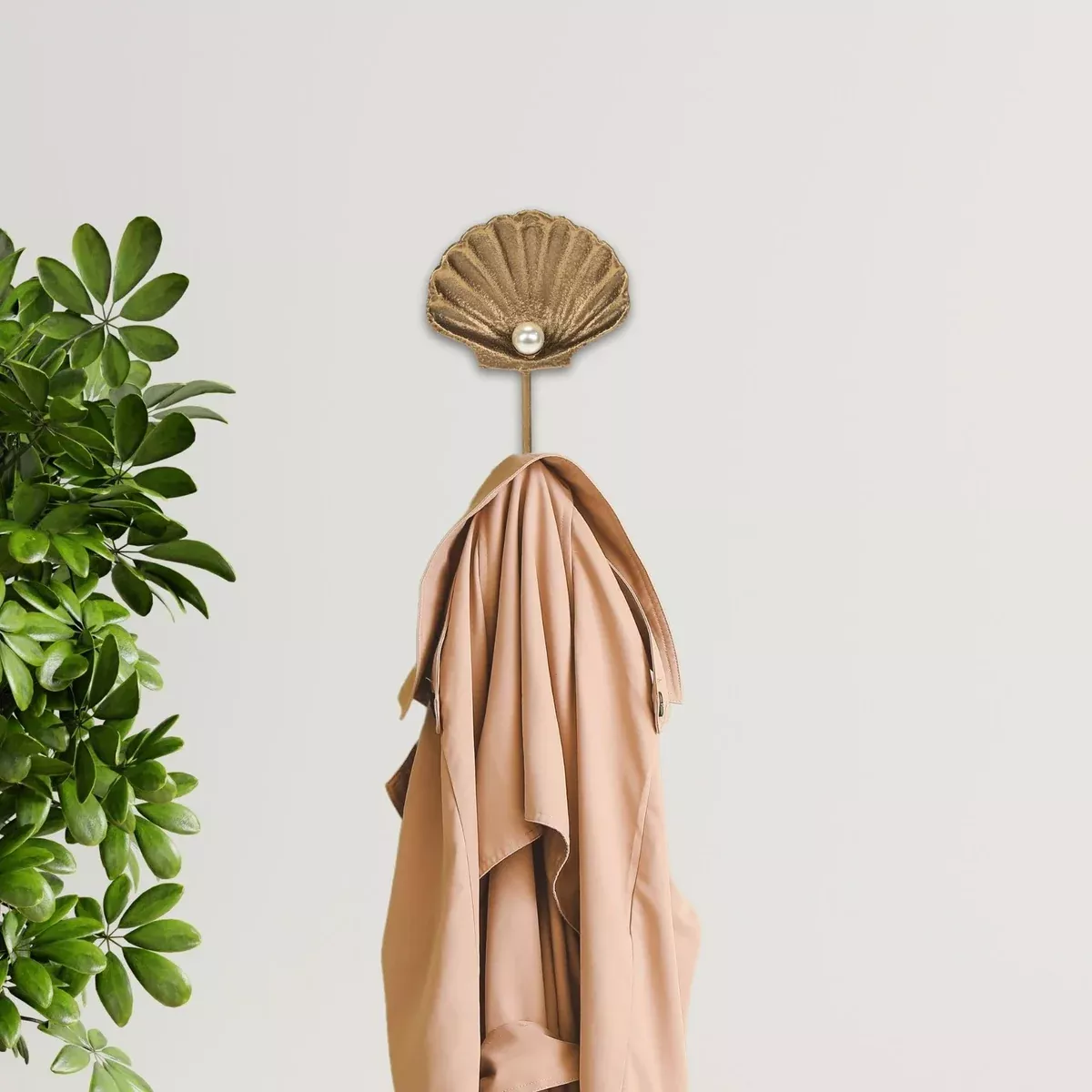 Cheungs Mythra Golden Seashell Cast Iron Wall Hook - Handcrafted 2.5-inch - Elegant Gold Finish - Coastal Style for Living Room