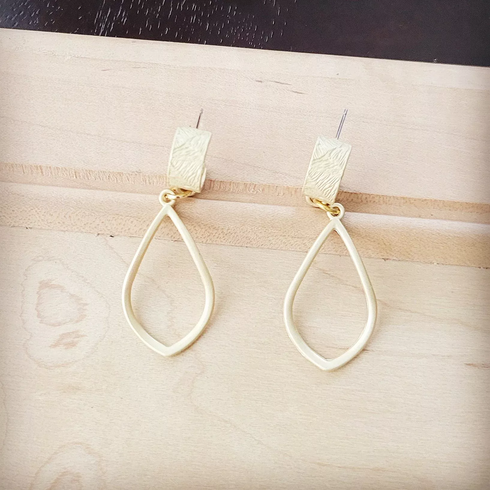 **Matte Gold Cuff Earring w / Teardrop Dangle 200j