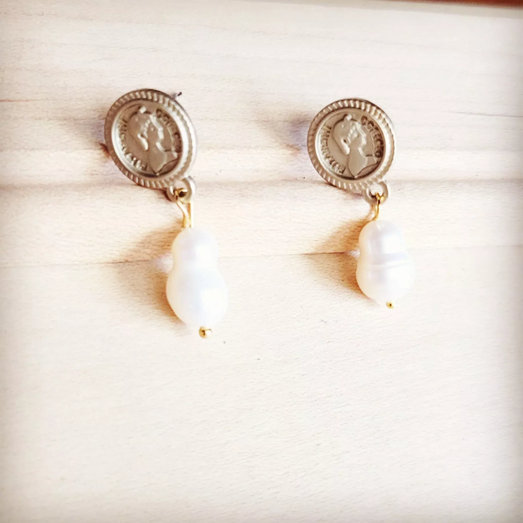 **Matte Gold Stud Earring w / Genuine Freshwater Pearl Dangle 219cg